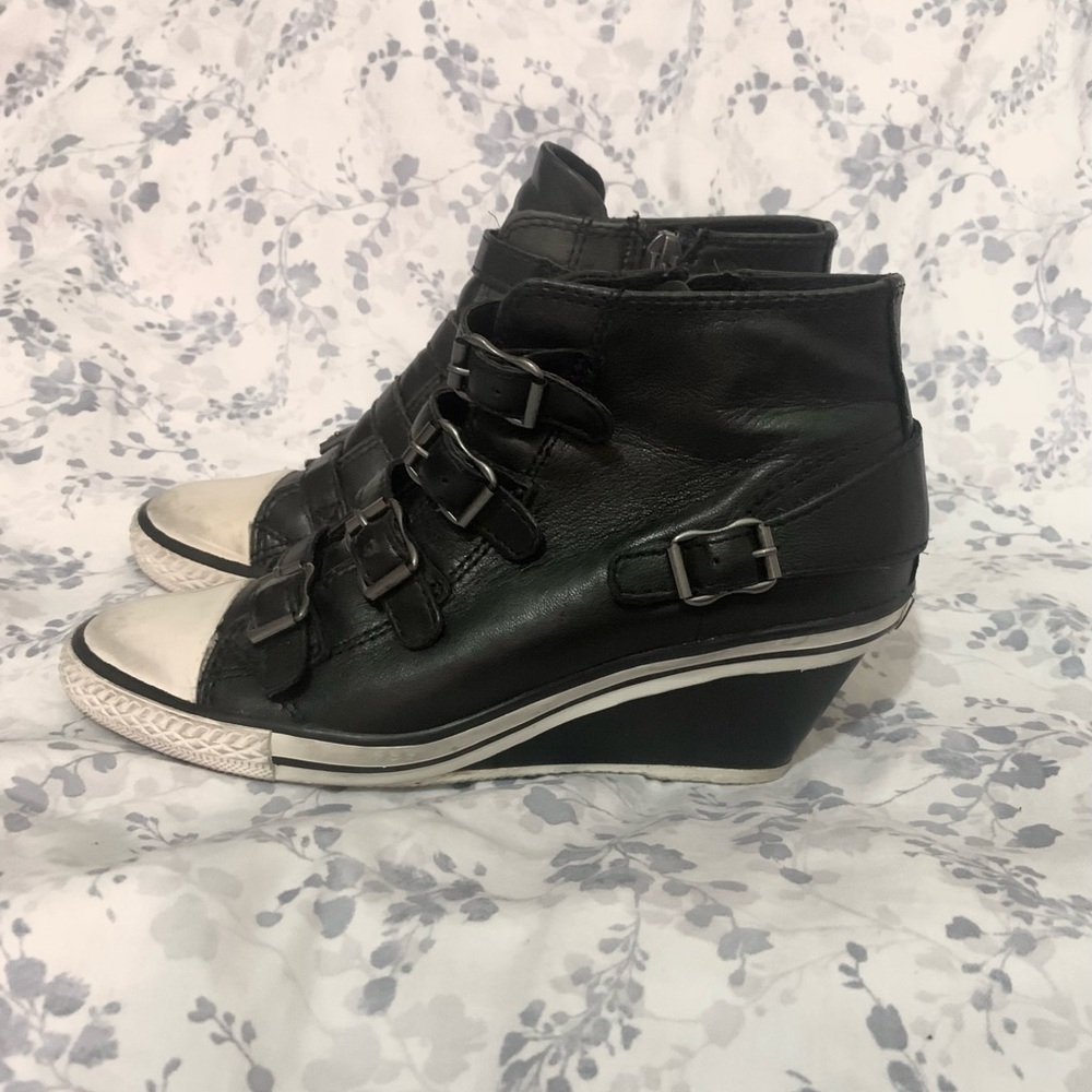 Ash thelma wedges